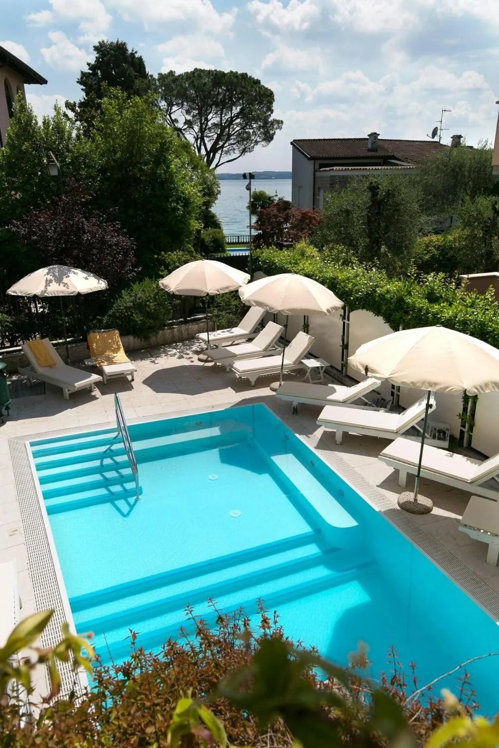 Sports and Entertainment, Serenella, Milan