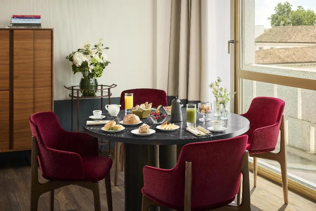 SUITE CAPACITY 3 Room, Tivoli President Milano Hotel, Milan