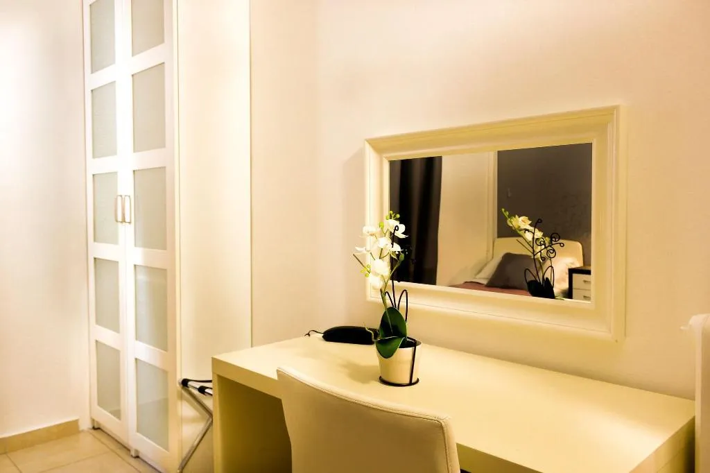 Room, RossoVino, Milan