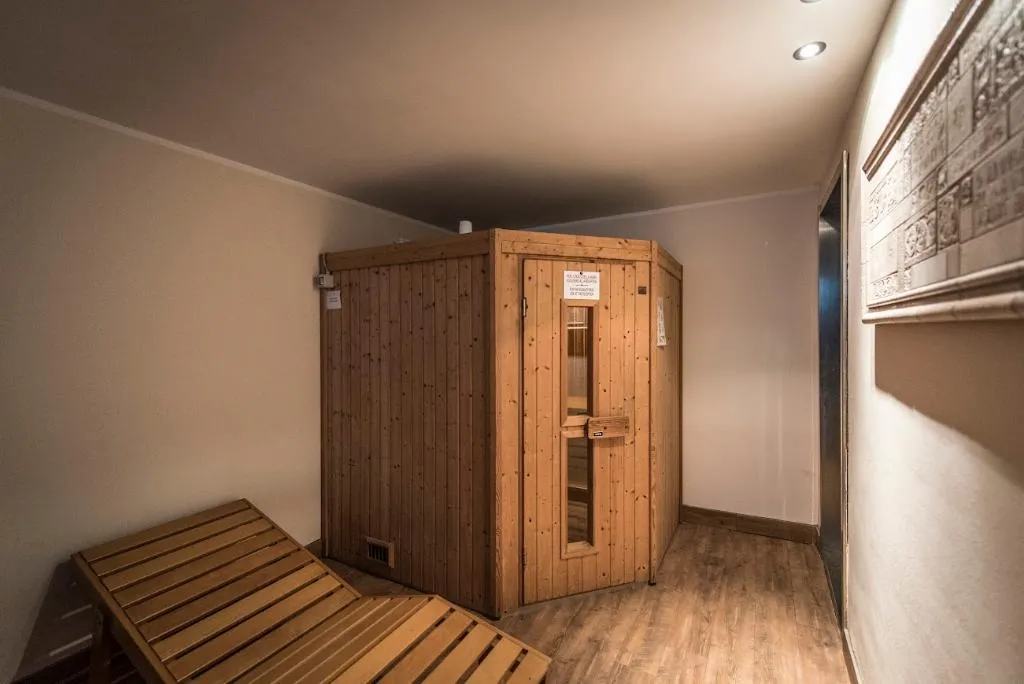 Sports and Entertainment, Yachting Hotel Mistral, Milan