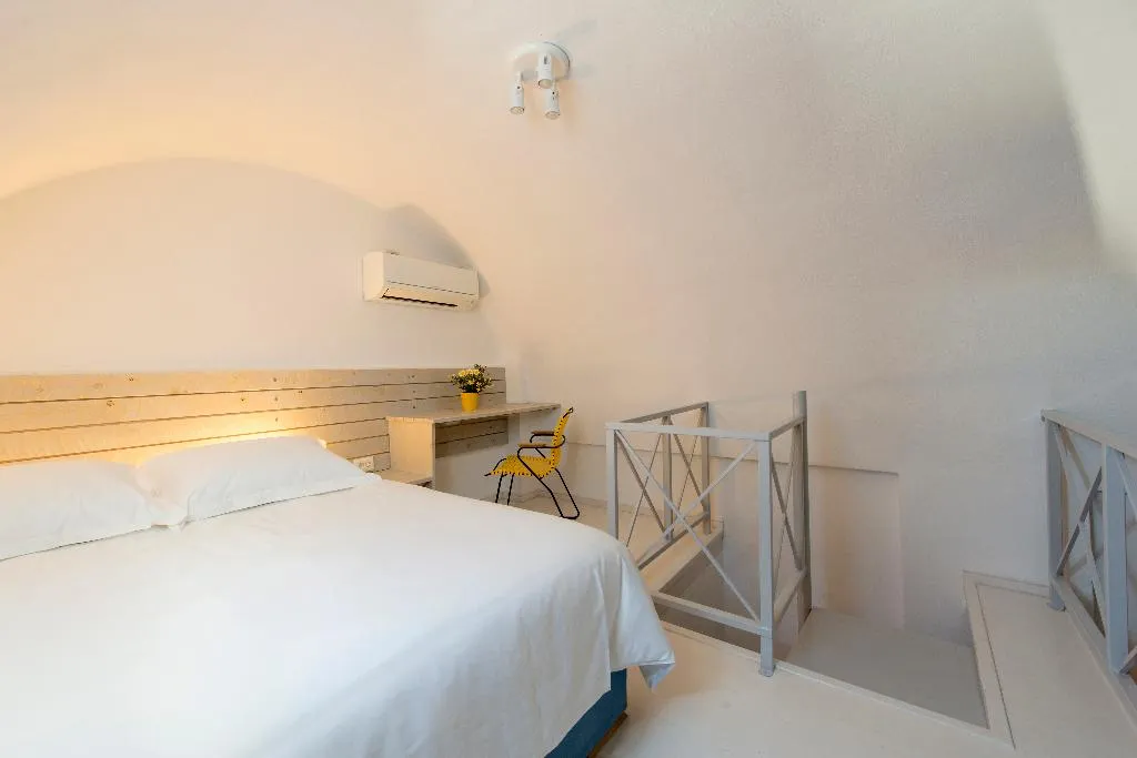 JUNIOR SUITE STANDARD Room, Earino Suites and Villas, Santorini