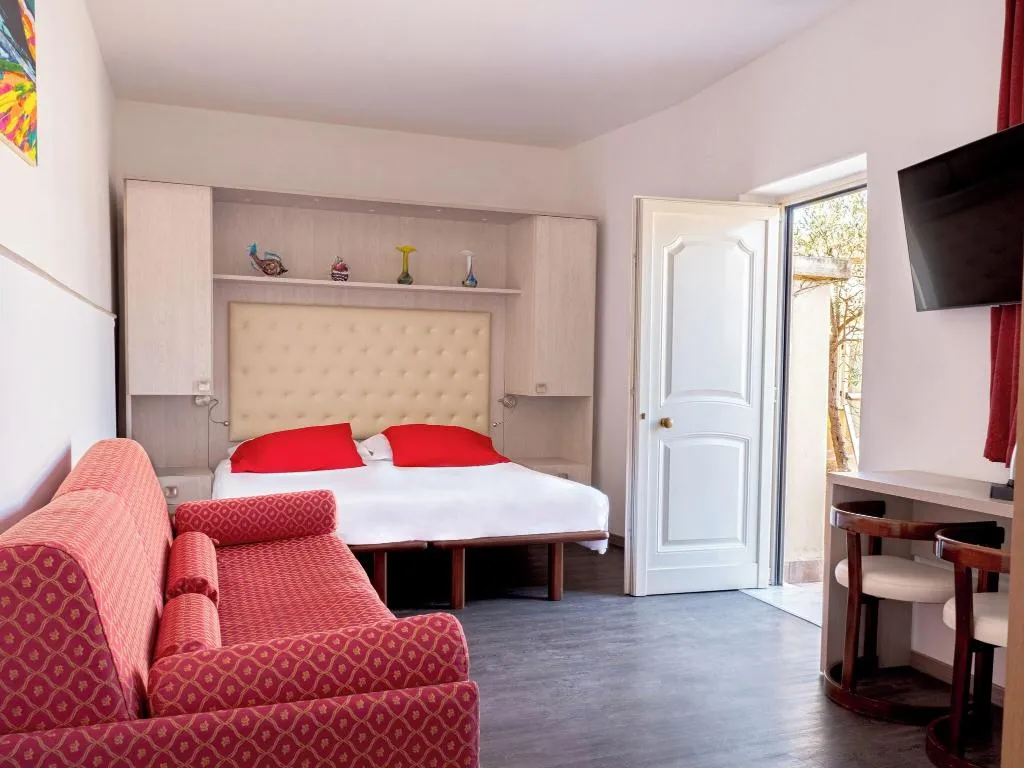 QUADRUPLE TWO DOUBLE BEDS ONE BEDROOM  Room, Hotel Cristina, Naples