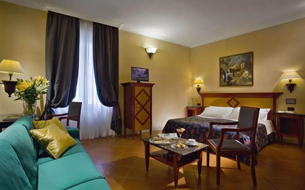 QUADRUPLE STANDARD Room, Corona D'Italia, Florence