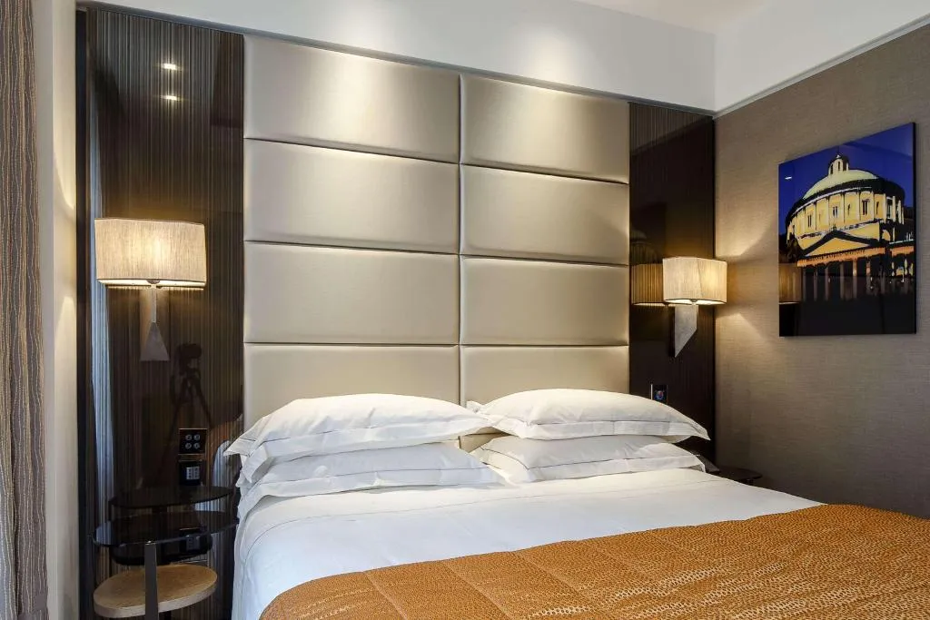 Room, Cavour, Milan