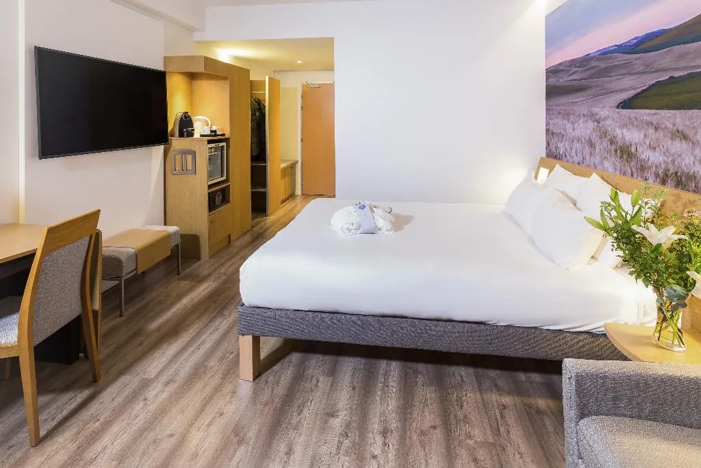 DOUBLE EXECUTIVE QUEEN BED Room, Novotel Madrid Feria and Airport, Madrid