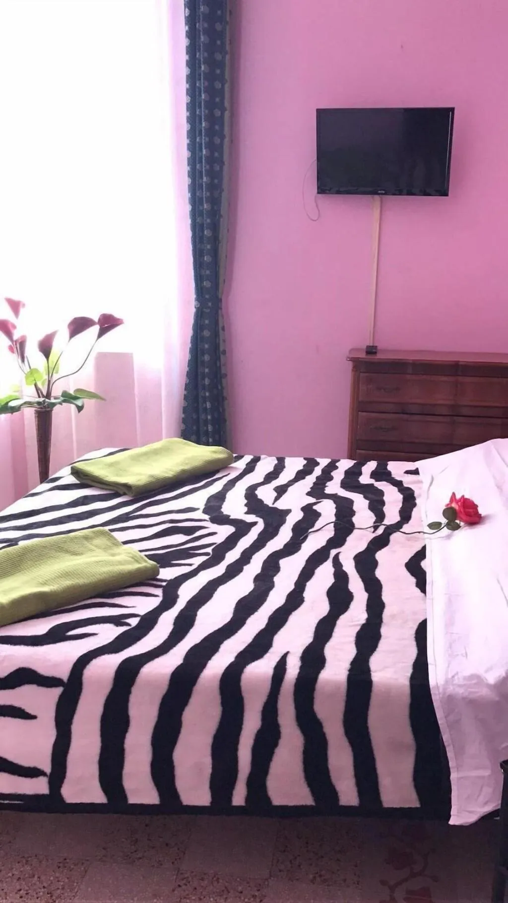 Room, Ave Popolo, Naples