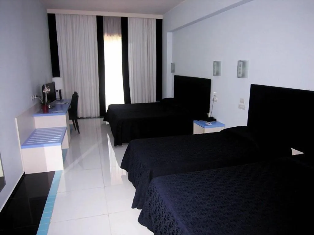 QUADRUPLE SUPERIOR Room, Grand Hotel Salerno, Naples