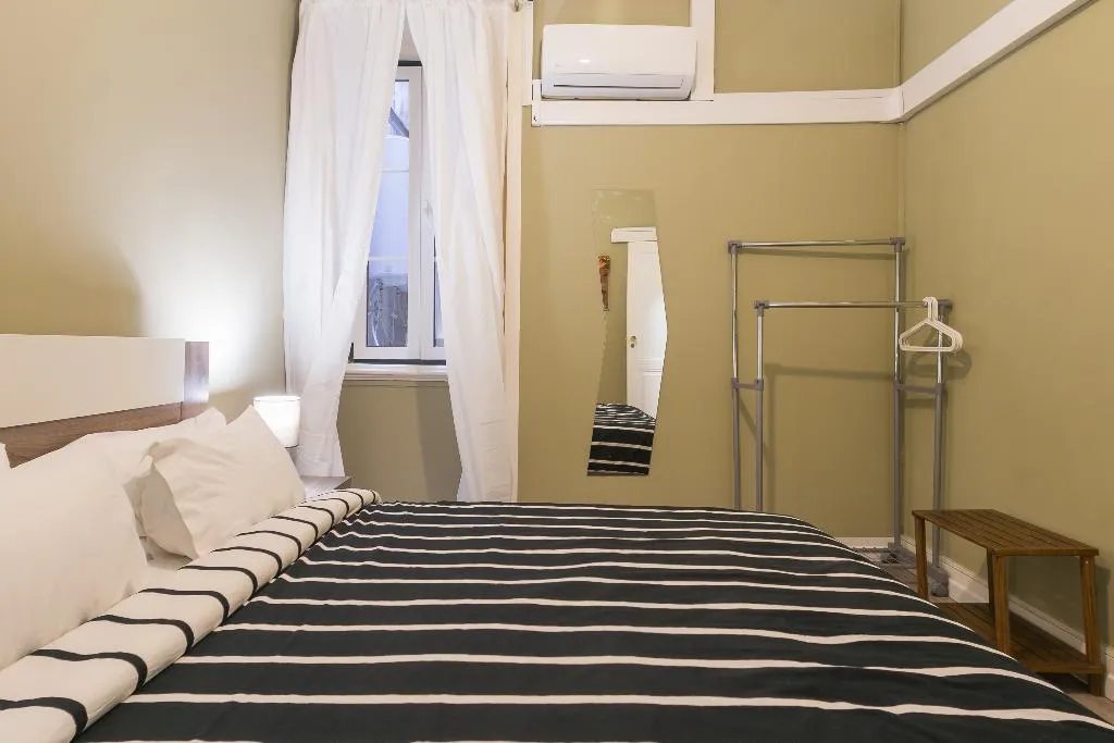 Double or Twin ONE BEDROOM WITH AIR CONDITIONING Room, Hostel Seven Hills, Lisbon