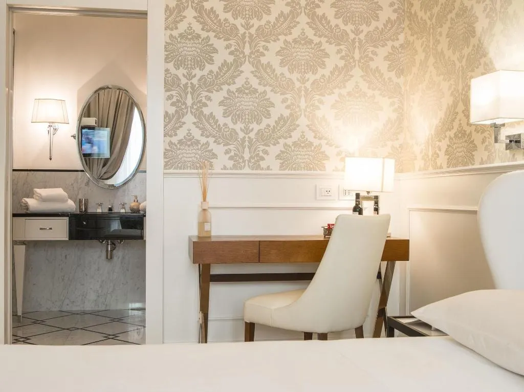 Room, Luxury Duomo Rooms, Milan