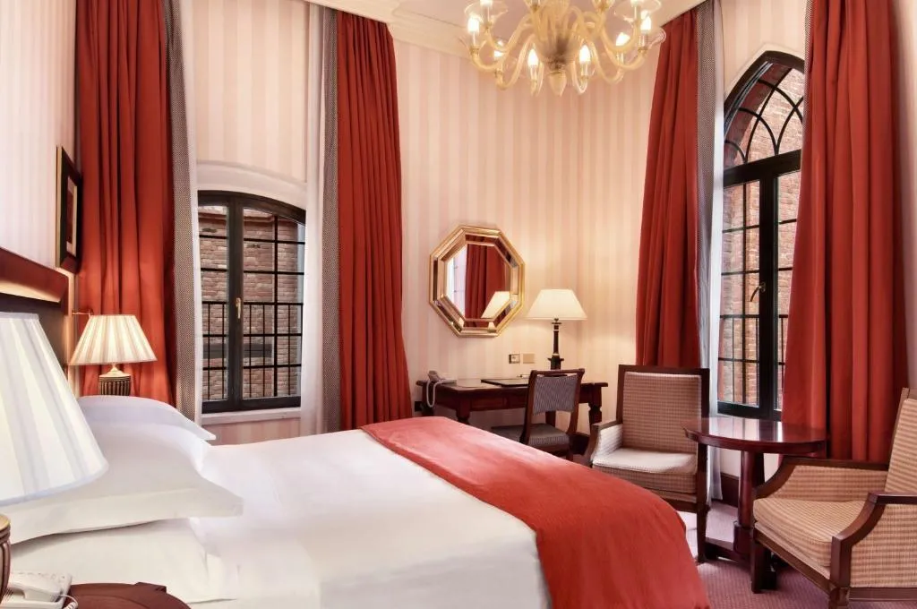 DOUBLE GUEST ROOM KING BED Room, Hilton Molino Stucky Venice, Venice