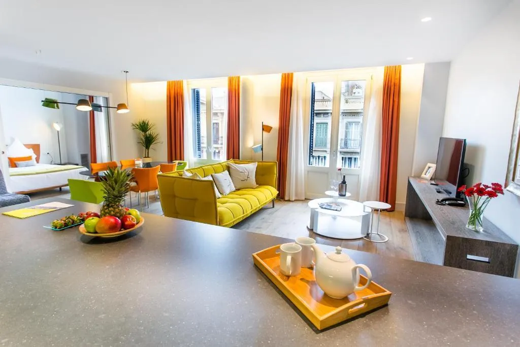 APARTMENT CAPACITY 5 THREE BEDROOM Room, Cosmo Apartments Passeig de Gracia, Barcelona