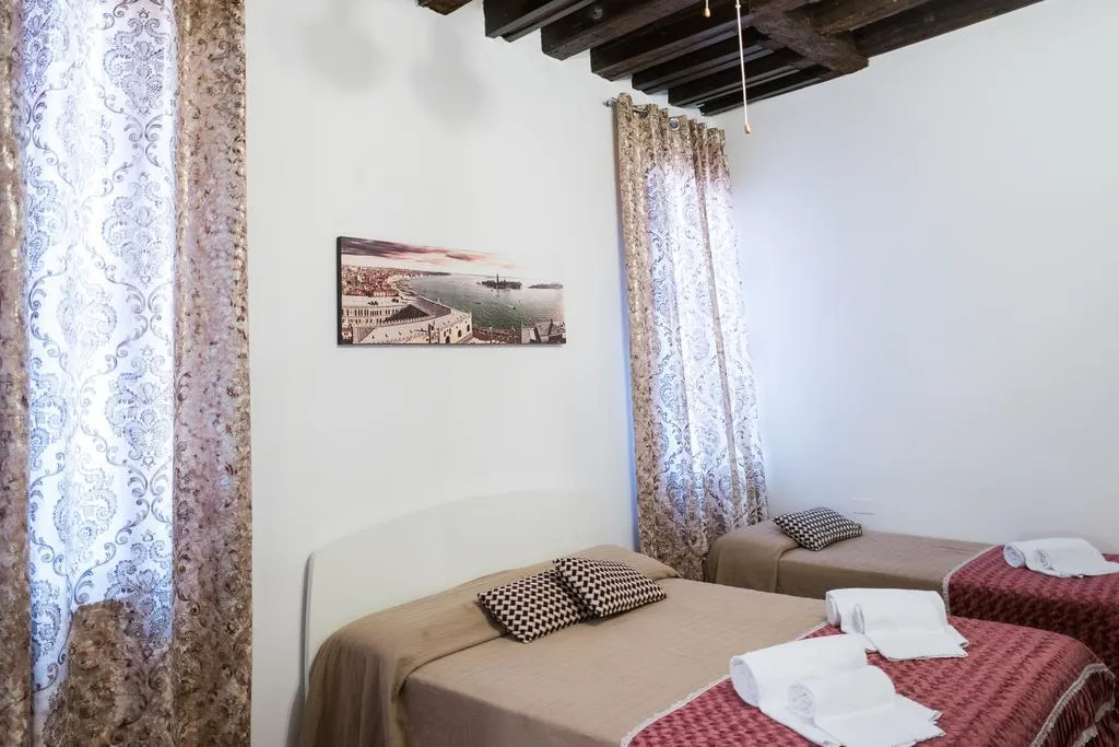 TRIPLE ECONOMY WITH SHARED BATHROOM Room, Backpackers house venice, Venice