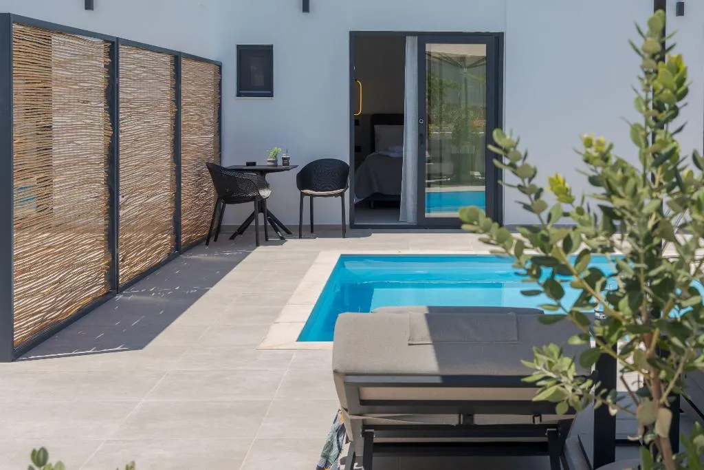 SUITE DELUXE WITH PRIVATE POOL Room, John Mary Apartments Gouves, Crete