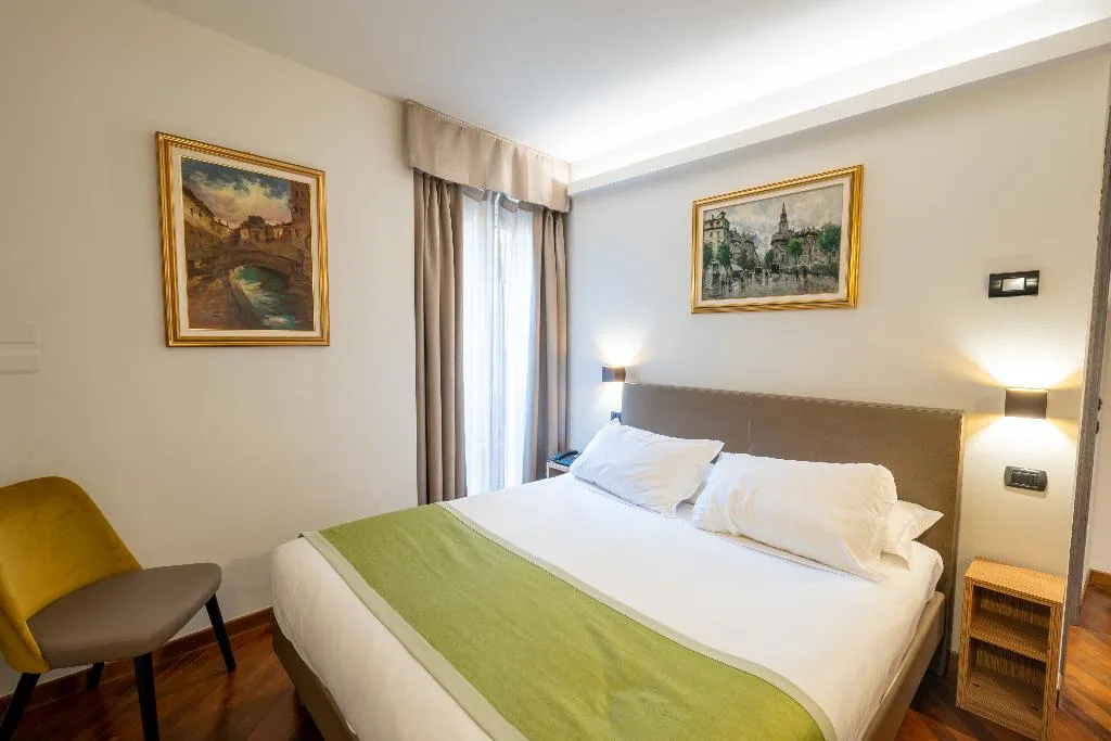 Room, Regina, Milan