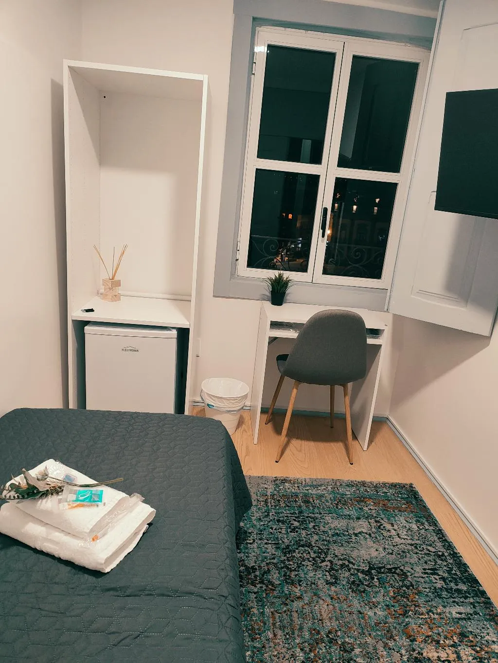 SINGLE Shared external bathroom Room, Vila Santa Cruz Guest House, Porto