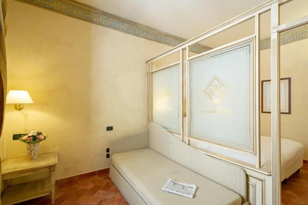 QUADRUPLE SUPERIOR QUEEN BED Room, Davanzati, Florence
