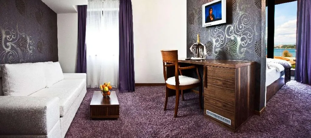 Room, San Antonio, Split
