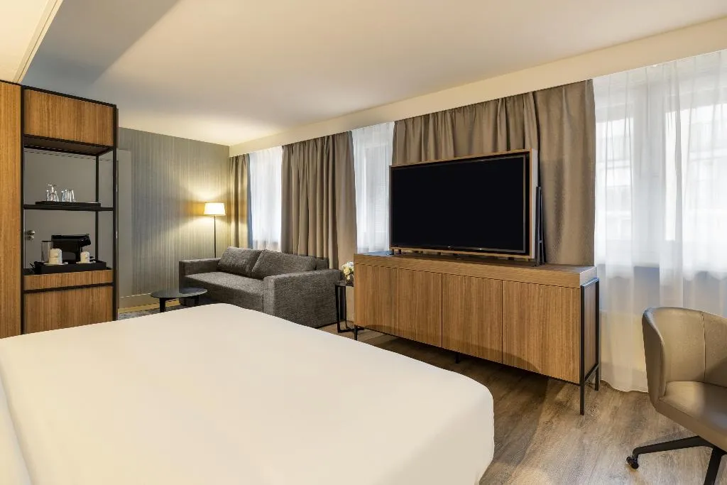 JUNIOR SUITE STANDARD Room, NH Amsterdam Leidseplein, Amsterdam