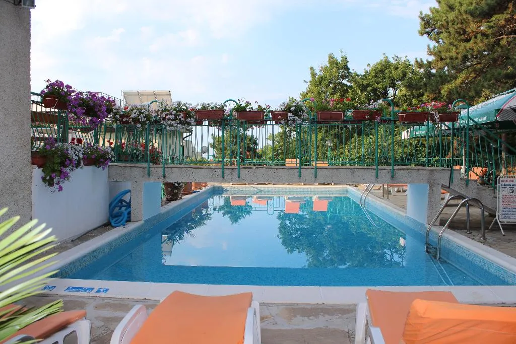 Pool, Zora, Bourgas