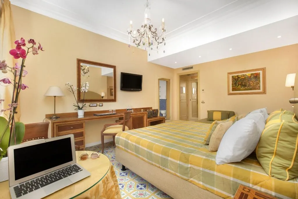 DOUBLE DELUXE QUEEN BED Room, Antiche Mura, Naples