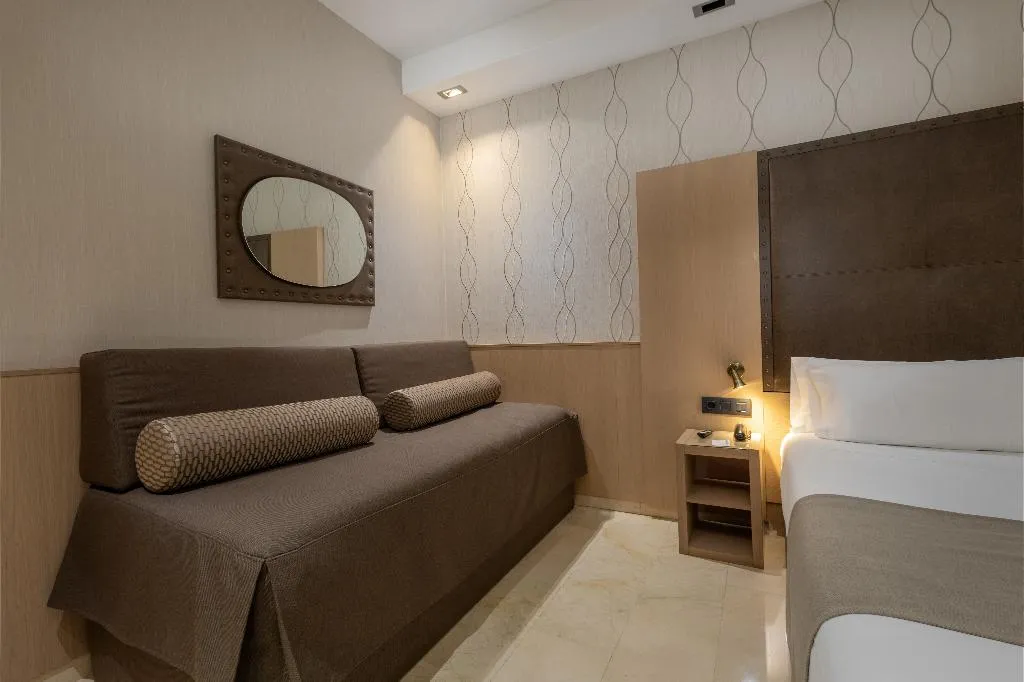 TRIPLE CAPACITY 2 Room, Gran Hotel Barcino 4*S, Barcelona