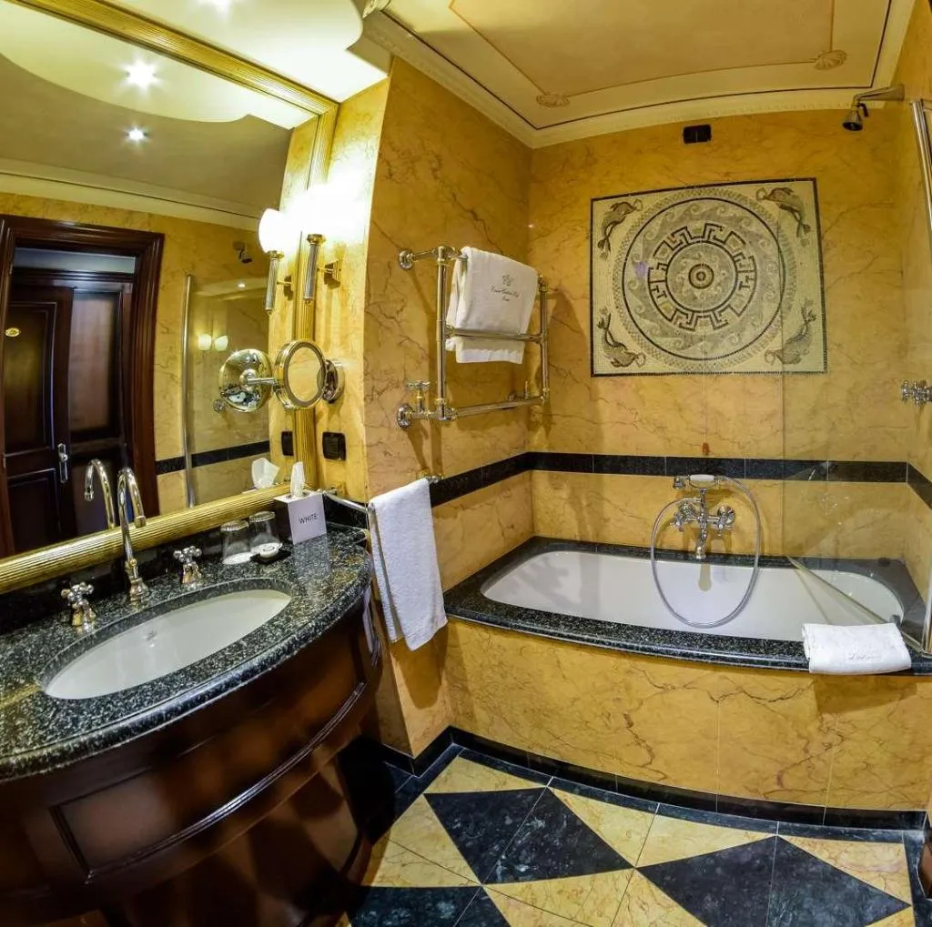 Room, River Chateau, Rome