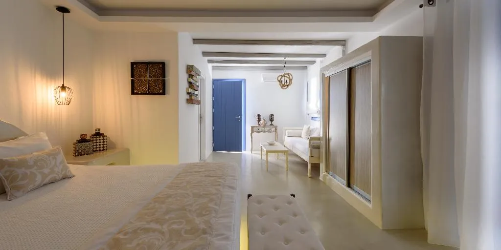SUITE WITH JACUZZI Room, Kamares Apartments, Santorini