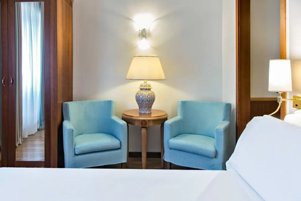 Room, Renaissance Naples Mediterraneo, Naples