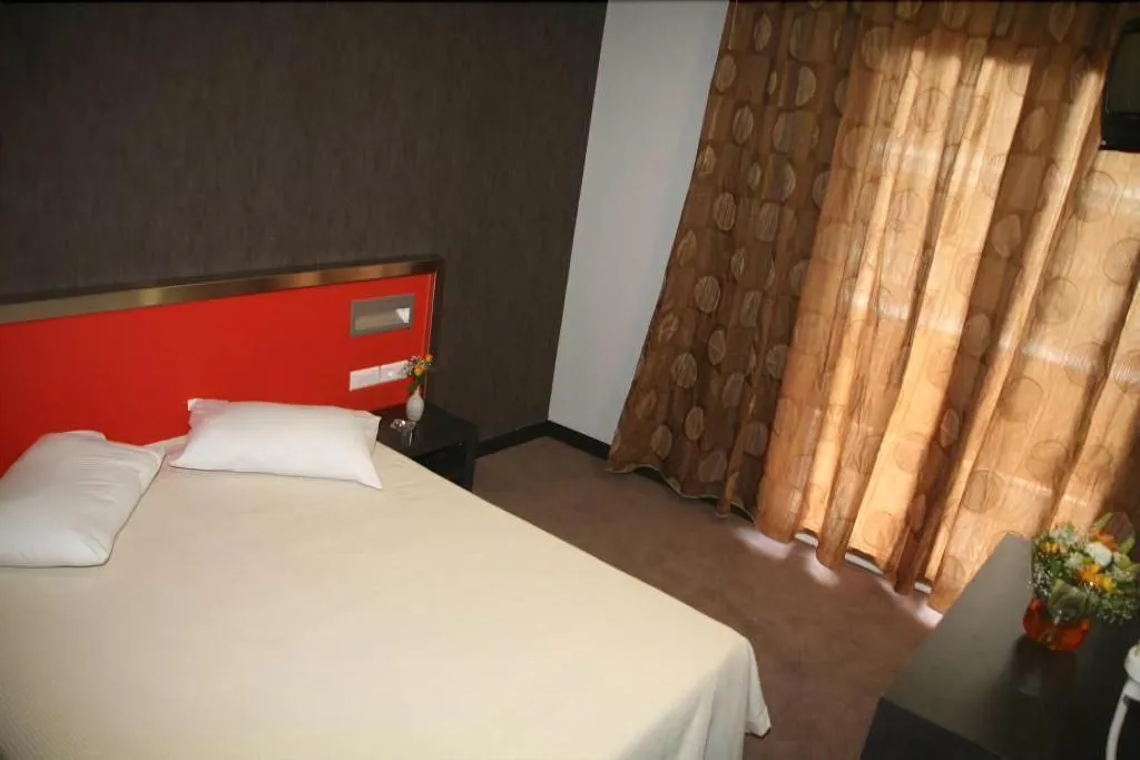 Room, Des Roses, Athens