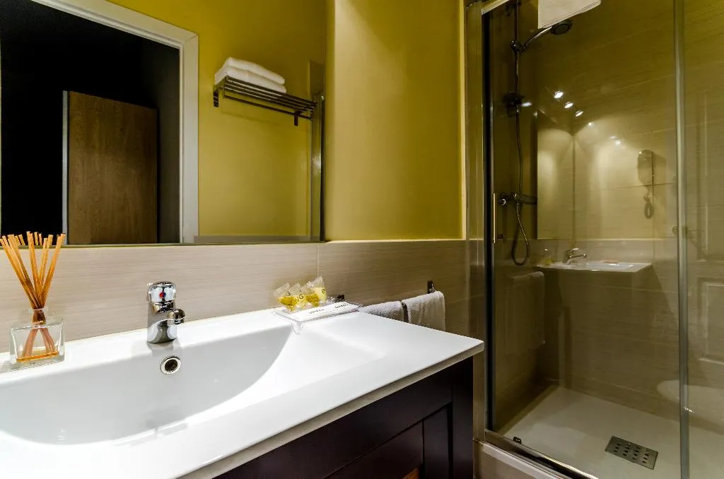 QUADRUPLE ONE BEDROOM TWO BATHROOMS Room, Victoria Palace, Barcelona