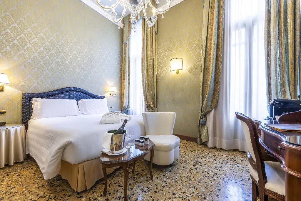 JUNIOR SUITE CANAL VIEW Room, Colombina, Venice