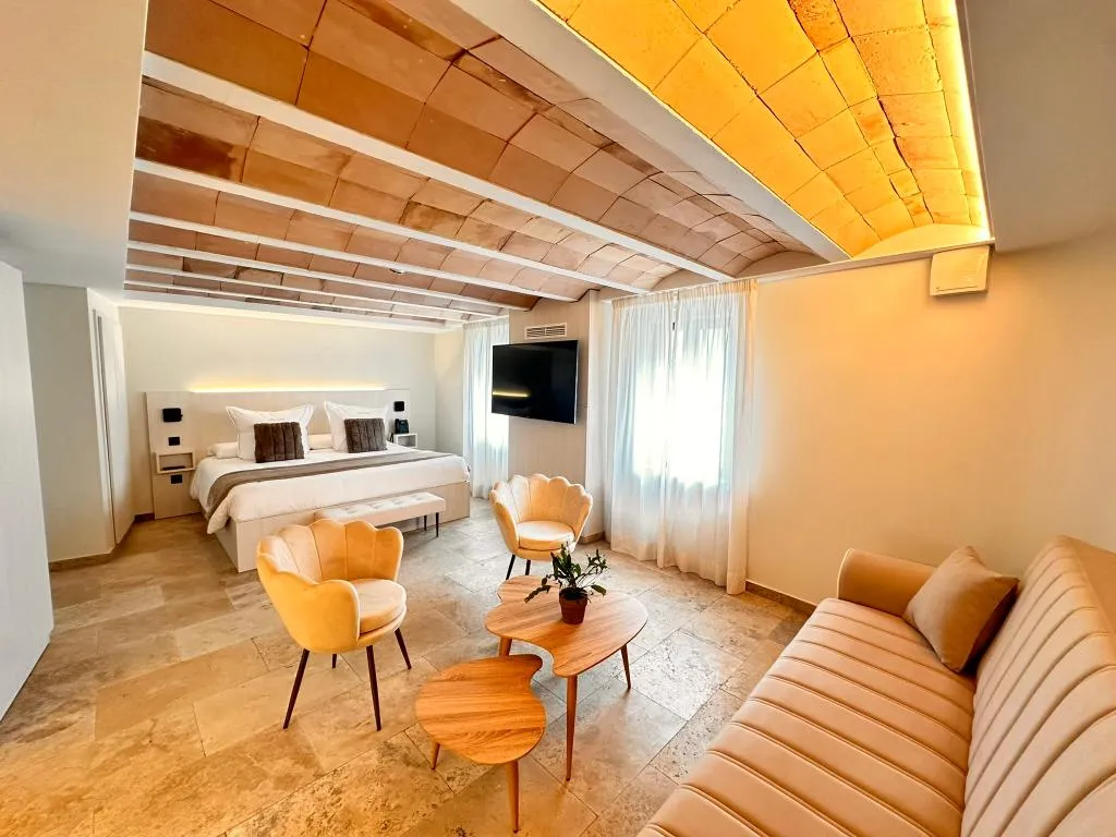 JUNIOR SUITE DELUXE ONE BED Room, Boutique Hotel Comtal Empuries, Costa Brava