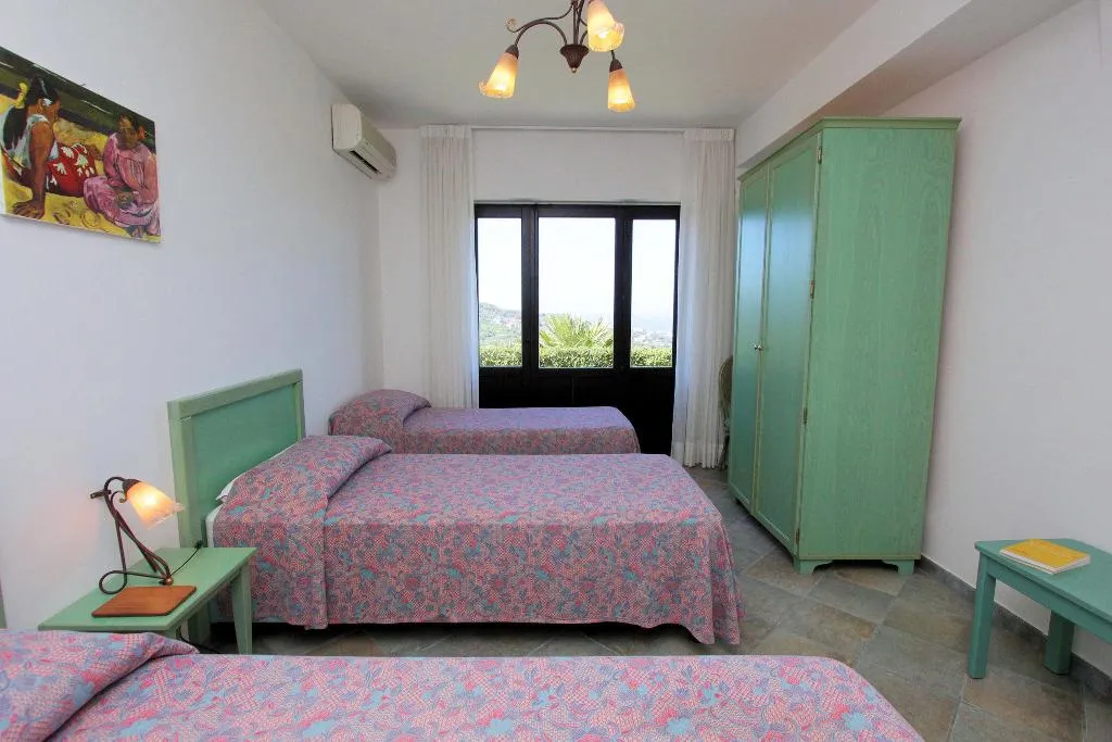 APARTMENT TWO BEDROOMS WITH TERRACE Room, Residence Galati, Catania