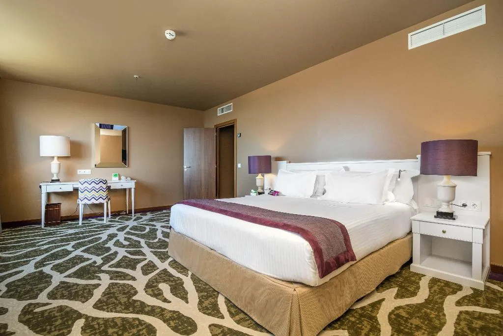 SUITE QUEEN SIZE BED Room, Holiday Inn Porto Gaia, Porto
