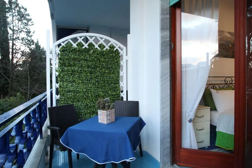 Room, The Reef, Naples