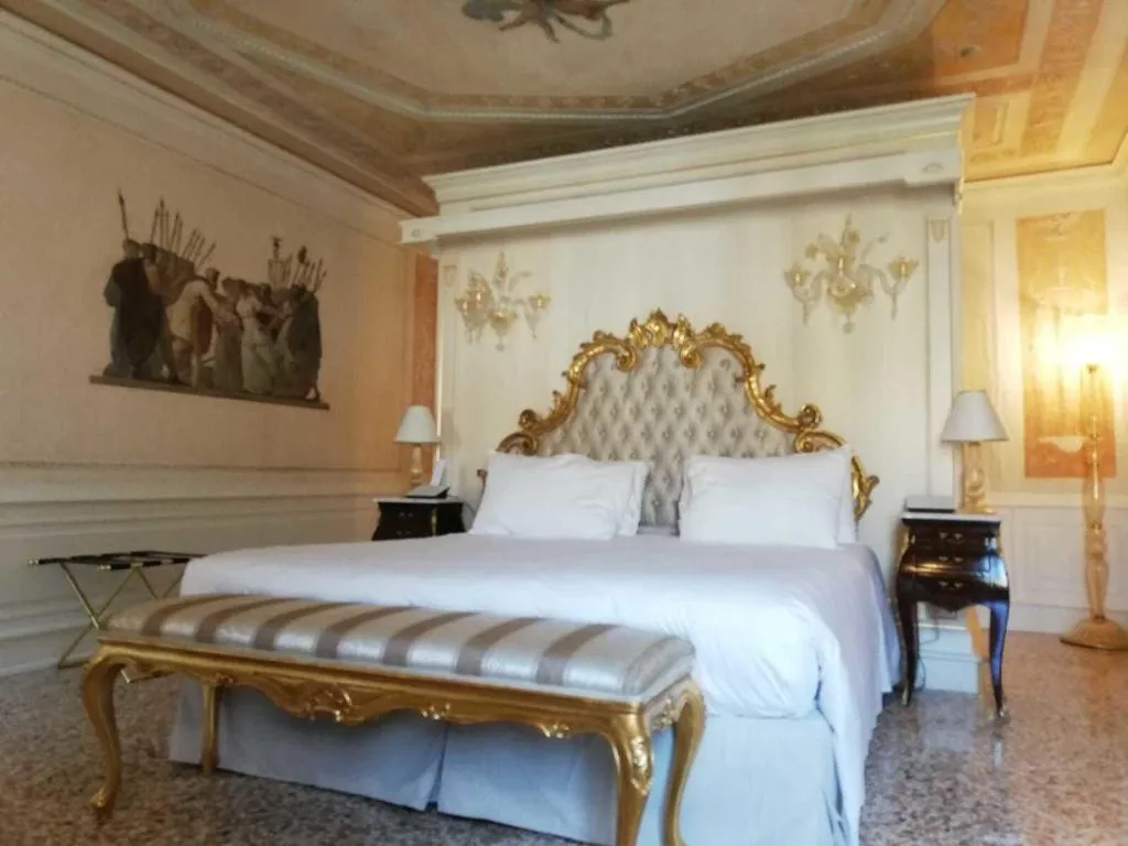 JUNIOR SUITE CANAL VIEW Room, Cà Bonfadini Historic Experience, Venice