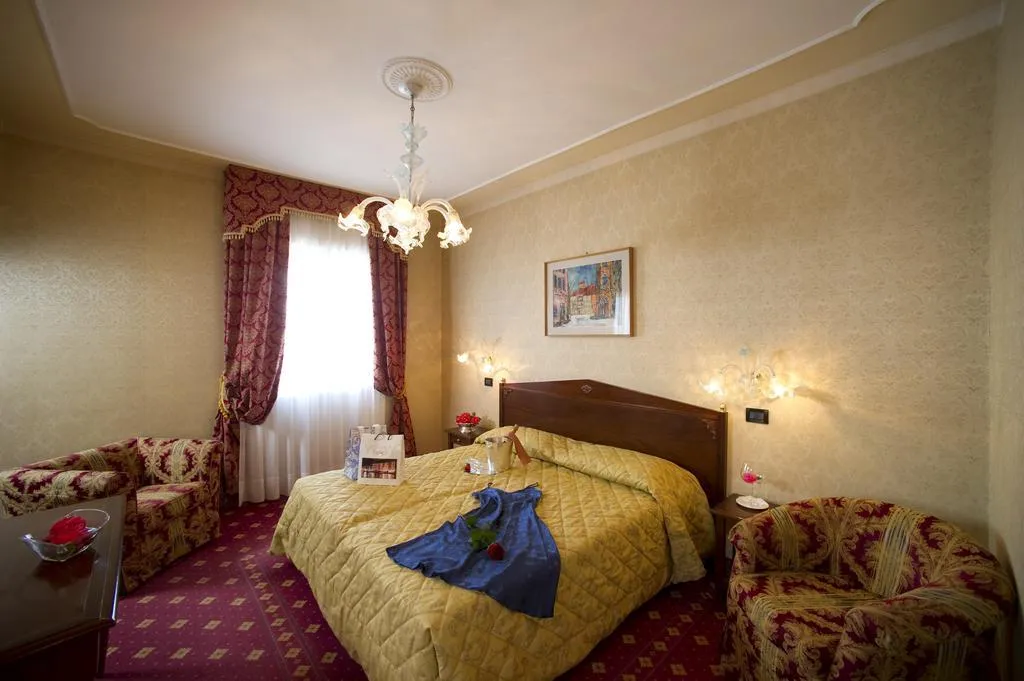Double or Twin CLASSIC Room, Carlton on the Grand Canal, Venice