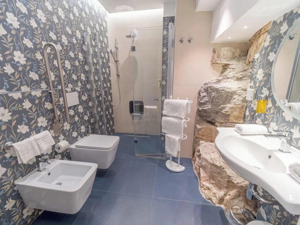 QUADRUPLE TWO DOUBLE BEDS ONE BEDROOM  Room, Hotel Cristina, Naples