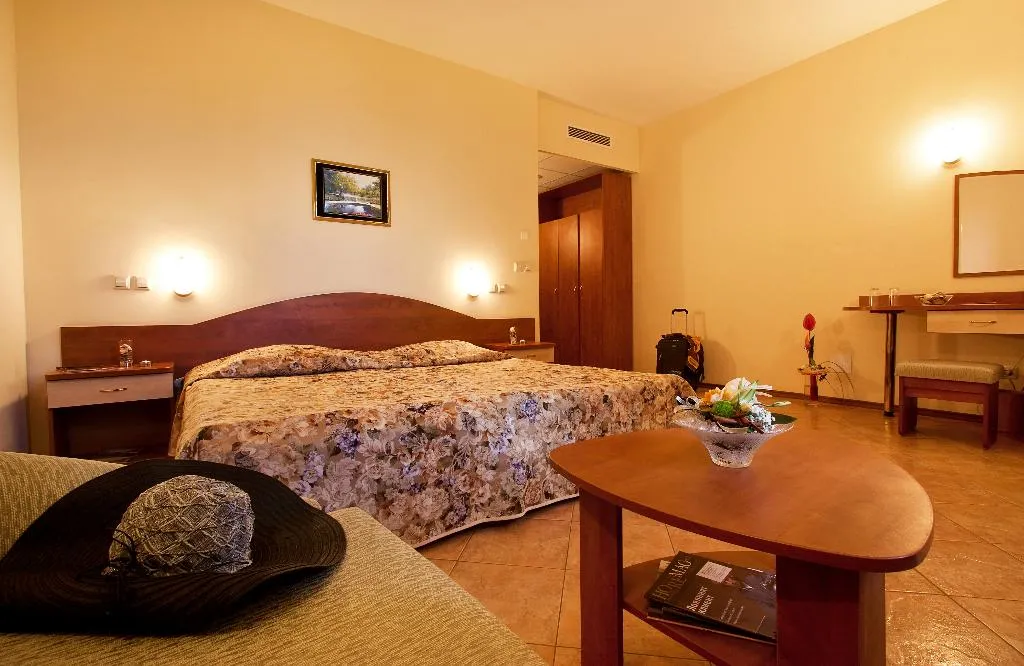 Room, Ljuljak, Varna