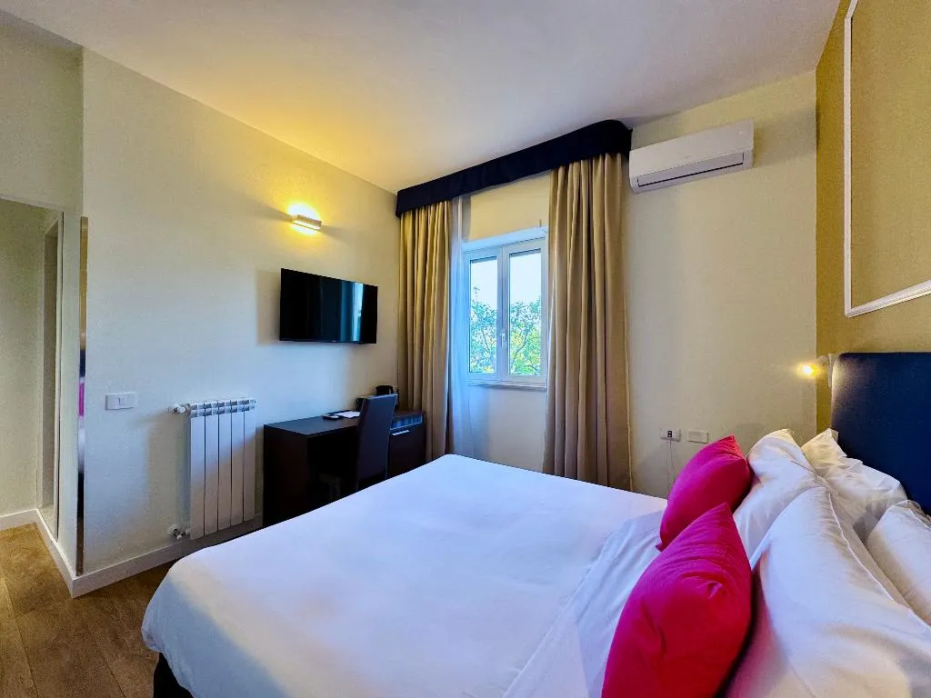 Double or Twin STANDARD Room, Hotel La Pergola, Naples