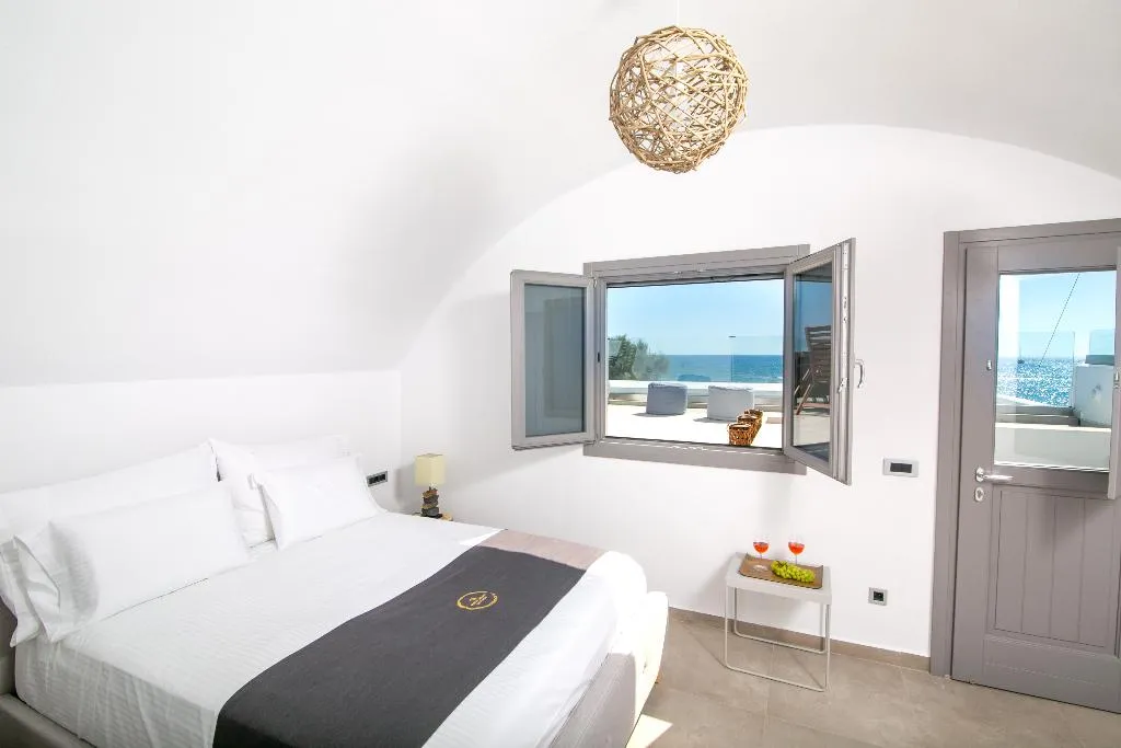 SUITE DELUXE WITH JACUZZI Room, Aegean Melody Suites, Santorini