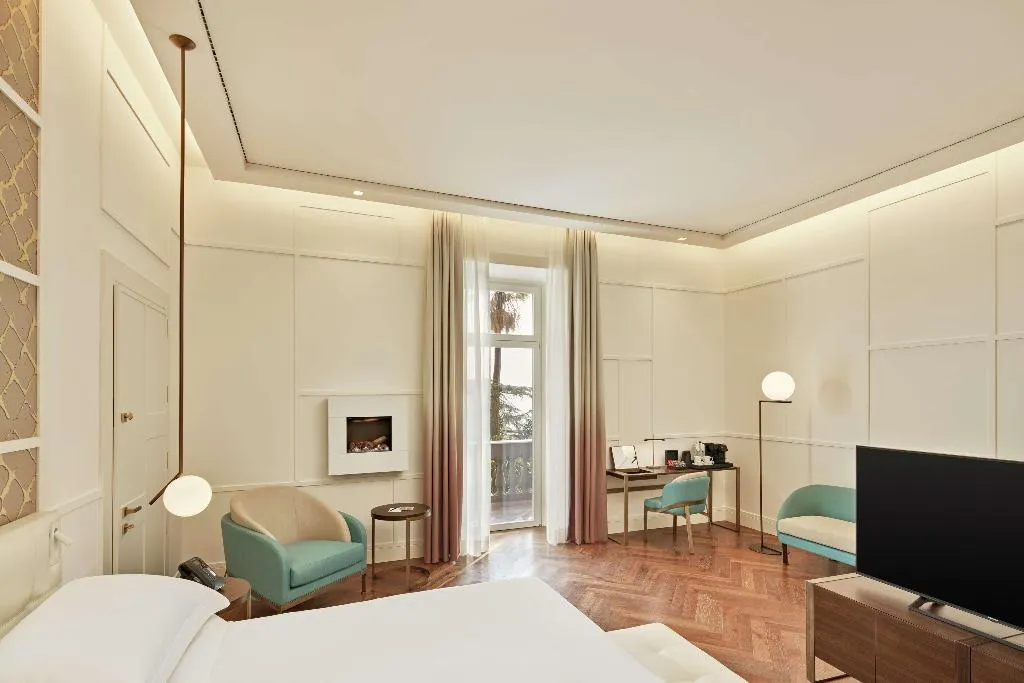 JUNIOR SUITE KING SIZE BED Room, de Bonart Naples-Curio Collection by Hilton, Naples