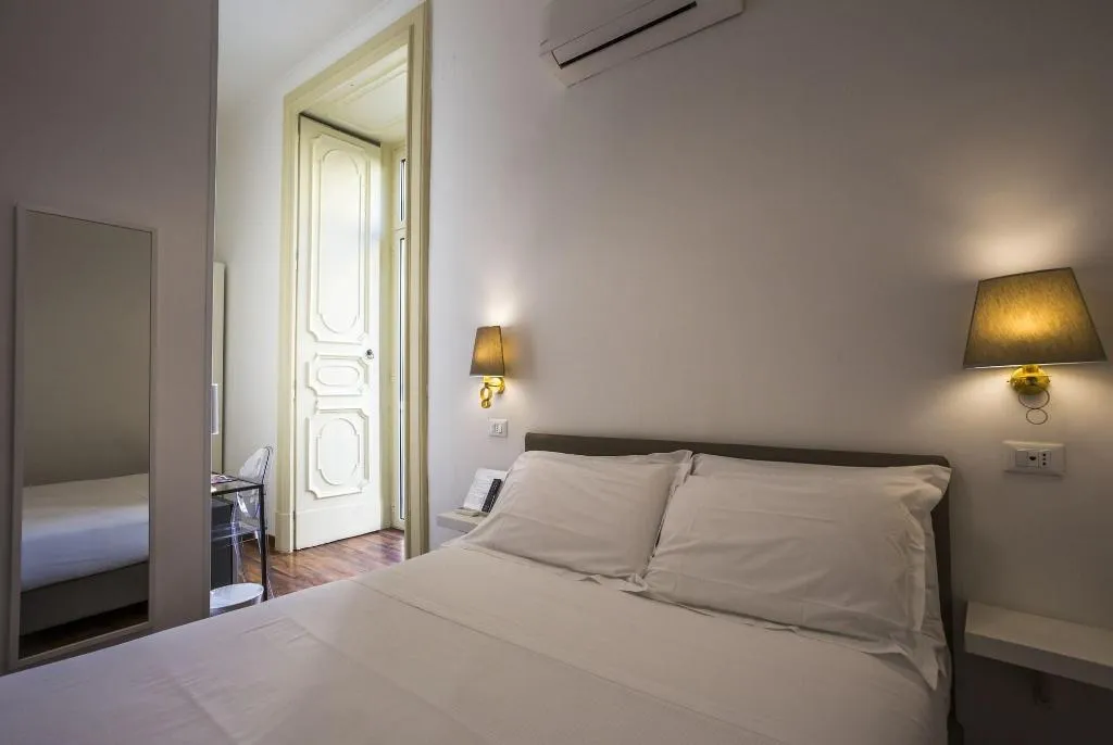 Room, Napoli Class, Naples