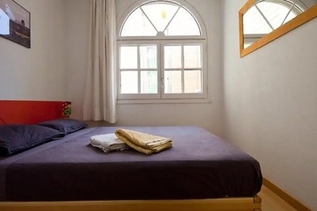 Room, Nisia, Barcelona
