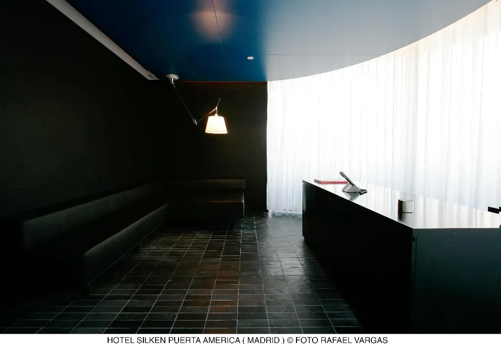 JUNIOR SUITE STANDARD Room, Puerta America Madrid, Madrid