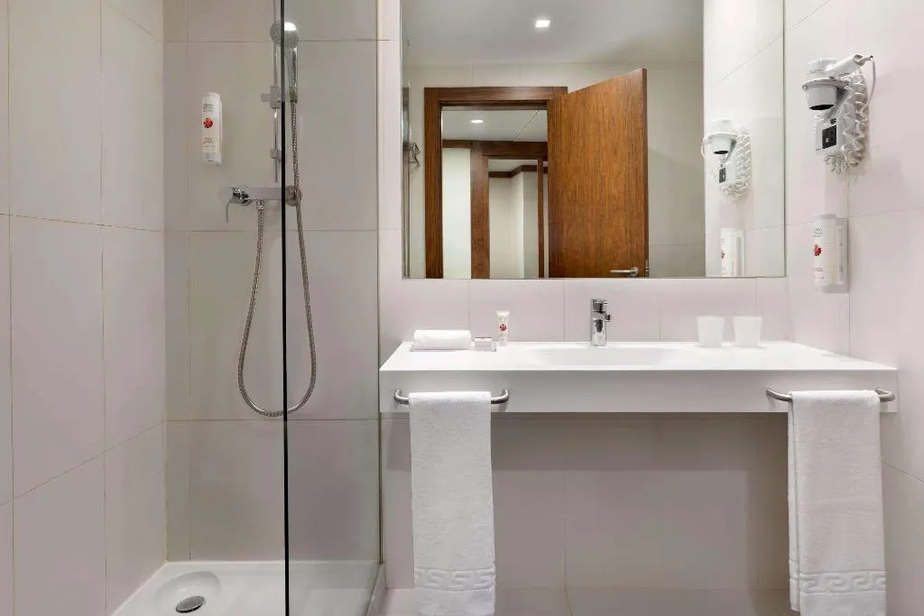 Double or Twin RIVER VIEW Room, Ramada by Wyndham Lisbon, Lisbon