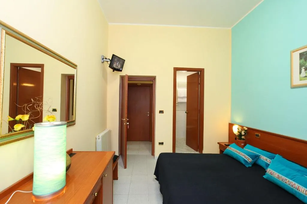 Room, Hotel Pisa, Naples