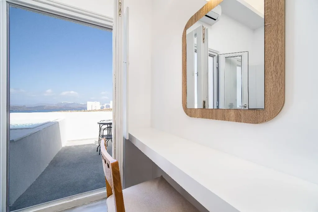 SUITE WITH VIEWS Room, Serenita Luxury Suites, Santorini