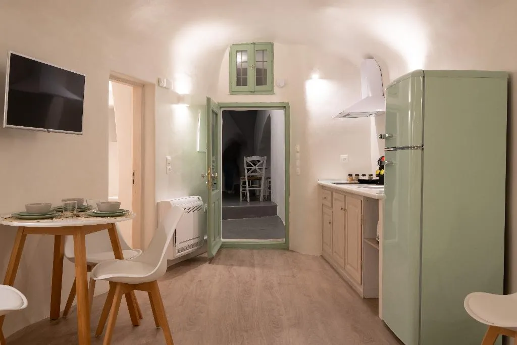 HOUSE TWO BEDROOMS TWO BATHROOMS Room, White Orchid Cave House & Studio, Santorini