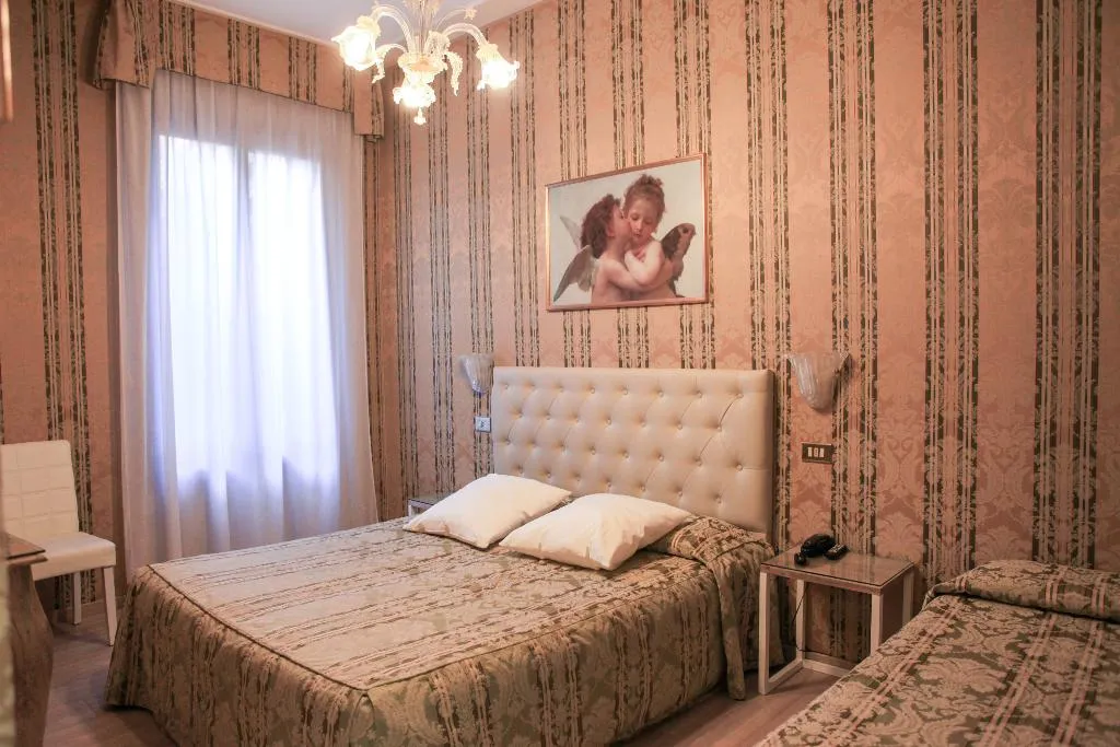 DOUBLE STANDARD Room, Bridge, Venice